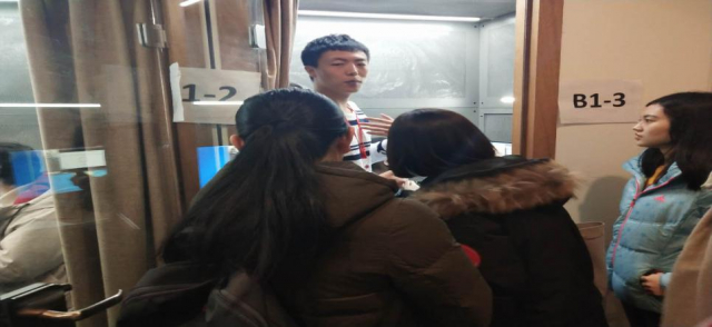 刘鹏达先生带领师生们参观了教育平台的直播间师生九人深入参观了互联